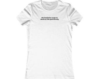 Pode incluir: Camiseta branca com o texto "the feminine urge to destroy the patriarchy" impresso na frente.