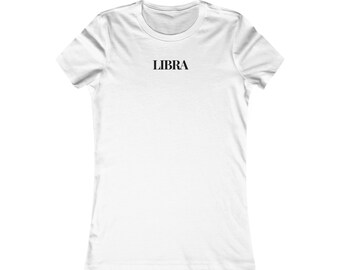 Puede incluir: Camiseta blanca con la palabra "LIBRA" impresa en negro en la parte delantera.
