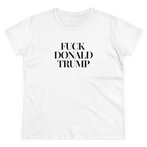 Puede incluir: Camiseta blanca con el texto "FUCK DONALD TRUMP" impreso en negro.