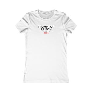 Trump para encarcelarlo Anti Trump Anti republicano Orgulloso demócrata Elecciones 2024 Camiseta blanca favorita de las mujeres