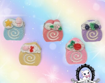 Anillo con dije de rollo de pastel con crema batida