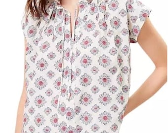 Blusa Loft para mujer con cuello abierto, medallón floral grande y lazo