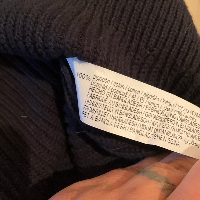 Pode incluir: Um conjunto de tr&ecirc;s canecas de cer&acirc;mica com acabamento manchado e fosco. As canecas s&atilde;o em tons de creme, cinza claro e cinza escuro. Cada caneca tem um design simples e minimalista e uma al&ccedil;a arredondada.