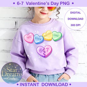 Pu&ograve; includere: Una felpa lilla con un design di San Valentino. Il design include cuori di caramelle con le parole "WE", "STICK", "TOGETHER" e "LIKE". La felpa presenta anche un cuore a puzzle con i numeri "6" e "7". Sono presenti anche i testi "6-7 Valentine's Day PNG" e "INSTANT DOWNLOAD".
