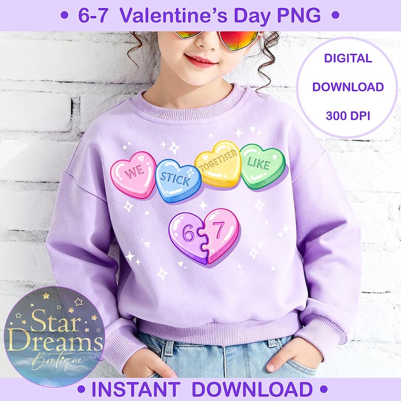 Pu&ograve; includere: Una felpa lilla con un design di San Valentino. Il design include cuori di caramelle con le parole "WE", "STICK", "TOGETHER" e "LIKE". La felpa presenta anche un cuore a puzzle con i numeri "6" e "7". Sono presenti anche i testi "6-7 Valentine's Day PNG" e "INSTANT DOWNLOAD".