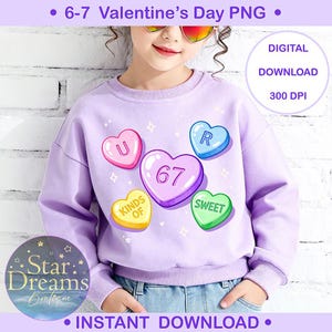 Op de afbeelding: Een lila sweatshirt met een ontwerp van snoepharten met de woorden "U", "R", "67", "SWEET" en "KINDS OF". Het sweatshirt heeft ook de tekst "DIGITALE DOWNLOAD 300 DPI" en "DIRECT DOWNLOADEN".