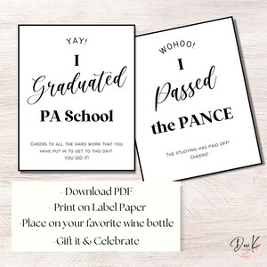 Puede incluir: Dos etiquetas de botella de vino imprimibles, una que dice "YAY! I Graduated PA School" y la otra que dice "WOHOO! I Passed the PANCE". Las etiquetas son de texto negro sobre fondo blanco.