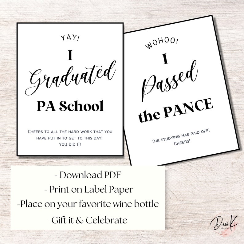 Puede incluir: Dos etiquetas de botella de vino imprimibles, una que dice "YAY! I Graduated PA School" y la otra que dice "WOHOO! I Passed the PANCE". Las etiquetas son de texto negro sobre fondo blanco.
