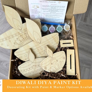 Pu&ograve; includere: Kit di pittura Diwali Diya, un kit di artigianato per decorare diyas, con cinque diyas in legno, barattoli di vernice, un pennello e un supporto. Il kit viene fornito in una scatola di cartone marrone con imbottitura in carta decorativa.