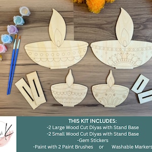 Pu&ograve; includere: Un kit fai-da-te per realizzare diyas, lampade a olio indiane tradizionali, per Diwali. Il kit include due diyas di legno grandi e due piccoli con basi di supporto, adesivi di gemme, vernice e pennelli. Questo kit include tutto ci&ograve; di cui hai bisogno per creare i tuoi diyas bellissimi.