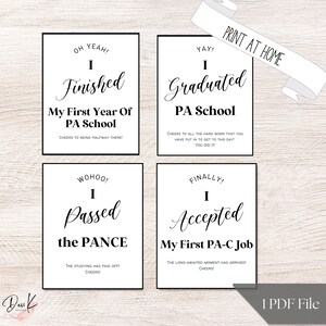 Puede incluir: Cuatro carteles imprimibles con texto negro sobre fondo blanco. Los carteles dicen "Oh Yeah! I Finished My First Year Of PA School", "Yay! I Graduated PA School", "Woohoo! I Passed the PANCE", y "Finally! I Accepted My First PA-C Job".