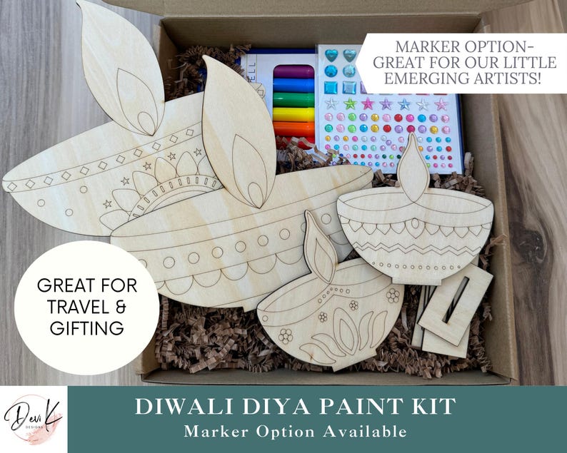 Pu&ograve; includere: Un kit di pittura Diwali Diya in legno con quattro diya, un pennarello e strass. I diya sono in una scatola con carta da imballaggio marrone. Il testo sulla scatola recita "Diwali Diya Paint Kit" e "Marker Option Available".