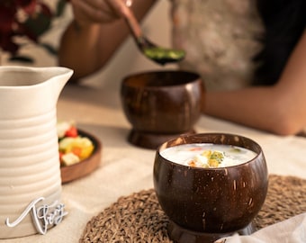 Juego de 1 tazón y 1 cuchara Thenga, elaborados artesanalmente con cáscara de coco, 350 ml, color marrón.