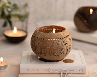 Portavelas Thenga Jumbo de concha de coco tallada a mano (Tropical)