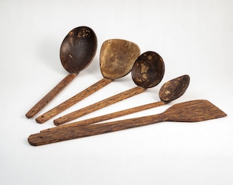 Juego de cocina tradicional Thenga de cáscara de coco y madera / Juego de 5 piezas: 1 espátula, 1 cuchara grande, 3 cucharones de diferentes tamaños