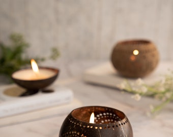 Portavelas Thenga Jumbo de concha de coco tallada a mano (Exótico)