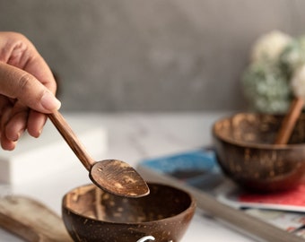 Thenga Mini Cuenco/Cáscara de Coco Aleatoria + Cuchara para Servir Salsas, Chutneys y Postres 110 ml (Marrón) - Juego de 2