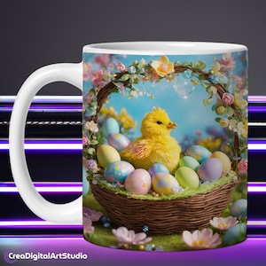Könnte beinhalten: Eine weiße Keramiktasse mit einem bunten Ostermotiv. Die Tasse zeigt ein gelbes Küken, das in einem Korb mit bunten Ostereiern sitzt. Der Korb ist von einem Kranz aus Blumen umgeben.