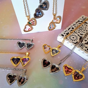 Op de afbeelding: Hangerkettingen in de vorm van een hart, in goud- en zilverkleur. Elk medaillon opent om een kleine foto te onthullen. De kettingen worden getoond op een wit oppervlak en een decoratieve uitsparing. De kettingen zijn delicaat en de medaillons gedetailleerd.