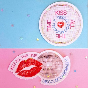 Kyss hela tiden-klistermärken. Disco, Ibland, KATTDO-merchandise, KATTDO-klistermärken, KISSCO-merchandise, Kissco-klistermärken