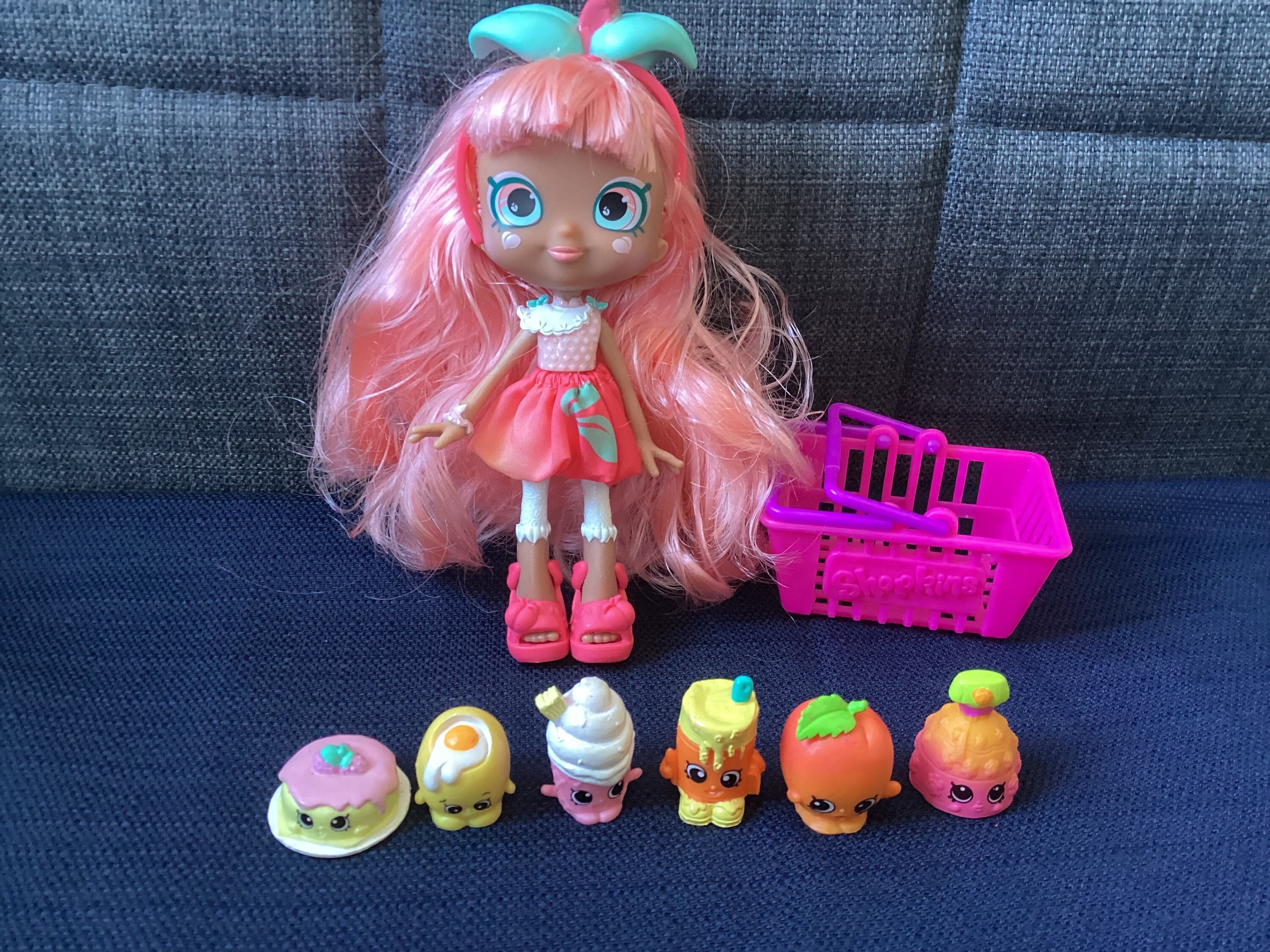 Retired Adorable Shopkins Summer Peaches Doll with Assortment of Mini Figures L il Shopees dolls