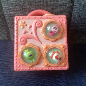 Vintage Littlest Pet Shop LPS Teeniest Tiniest Coral Pink Folding Compact Pop Up Lizard Play set with Three Replacement Pets image 3