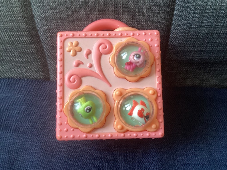 Vintage Littlest Pet Shop LPS Teeniest Tiniest Coral Pink Folding Compact Pop Up Lizard Play set with Three Replacement Pets image 3