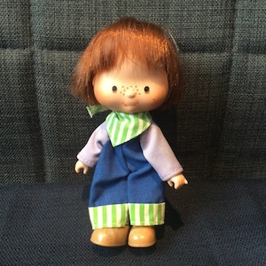 Muñeca vintage americana de tarta de fresa y arándanos