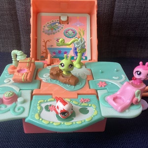 Vintage Littlest Pet Shop LPS Teeniest Tiniest Coral Pink Folding Compact Pop Up Lizard Play set with Three Replacement Pets image 1