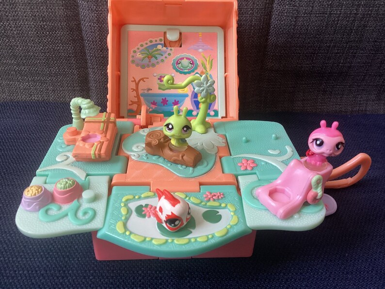 Vintage Littlest Pet Shop LPS Teeniest Tiniest Coral Pink Folding Compact Pop Up Lizard Play set with Three Replacement Pets image 1