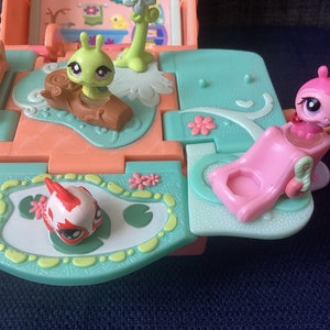 Vintage Littlest Pet Shop LPS Teeniest Tiniest Coral Pink Folding Compact Pop Up Lizard Play set with Three Replacement Pets image 2