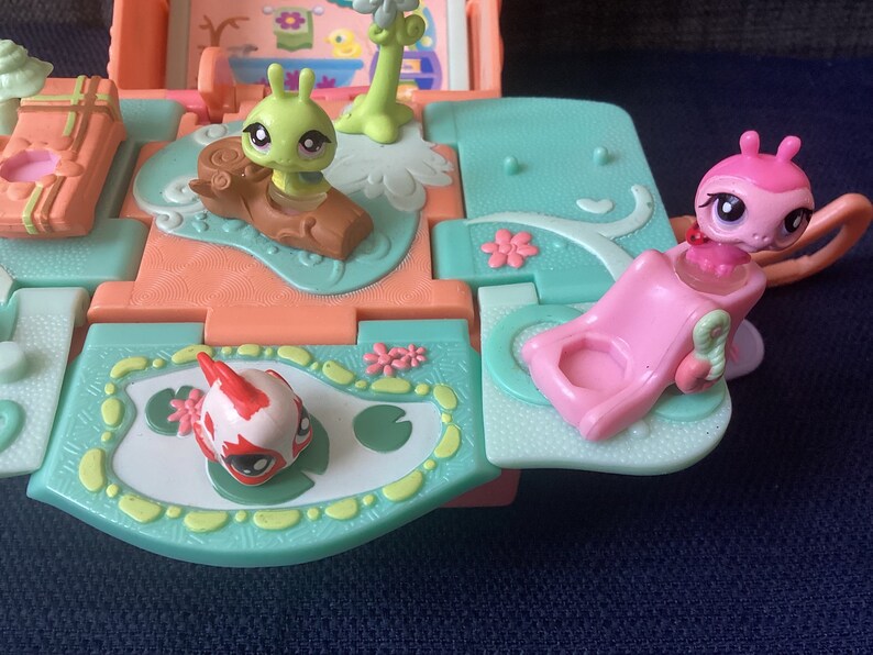 Vintage Littlest Pet Shop LPS Teeniest Tiniest Coral Pink Folding Compact Pop Up Lizard Play set with Three Replacement Pets image 2