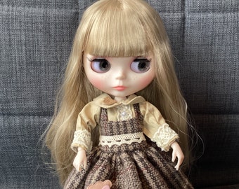 Poupée articulée de style Blythe à la retraite avec cheveux blonds, robe, baskets, mains de rechange et changement de couleur des yeux