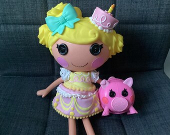 Adorable poupée d'anniversaire Lalaloopsy pleine grandeur, tranche de gâteau, bougie, tranche de gâteau vêtue d'une tenue et de chaussures originales, avec un animal de compagnie cochon rose de rechange