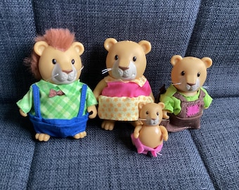 Figuras de plástico duro de la adorable familia de leones Lil Woodzeez, descatalogadas, con sus trajes, en buen estado.