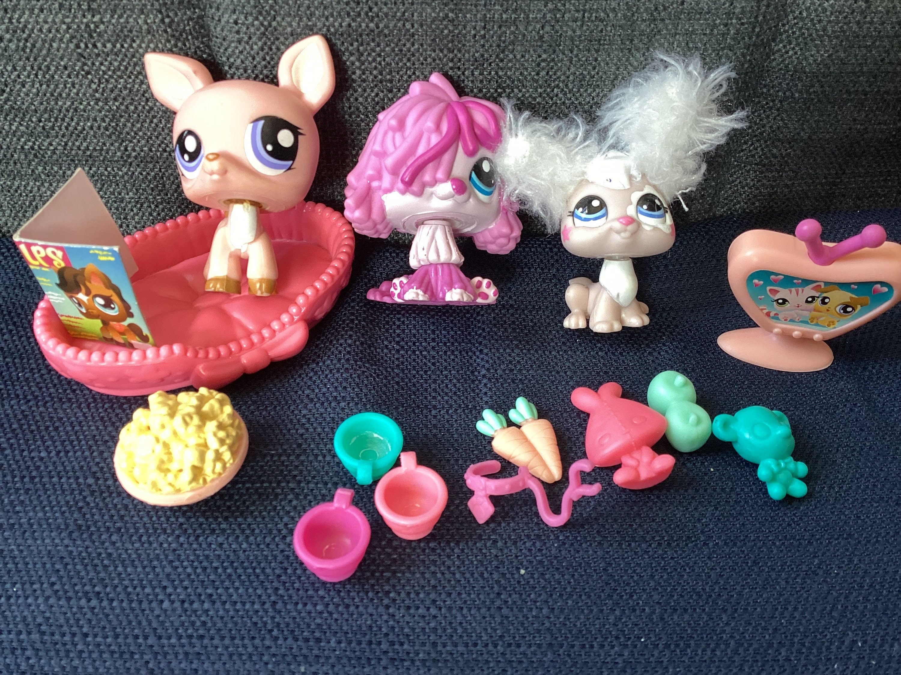 Littlest Pet Shop LPS Yellow Deer with Big Green Eyes with Xmas lps  Accessories