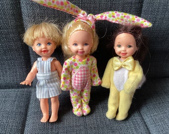 Vintage Trio van Super Schattige Barbie Kelly en Tommy poppen, twee verkleed als Konijntjes, Zwaaiende Tommy