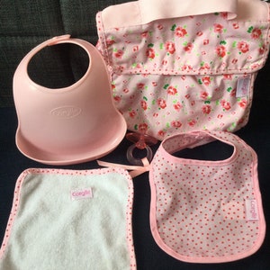 Retired Corolle Dolls roze babyverzorgingsset met slabbetjes, fopspeen, washandje en luiertas