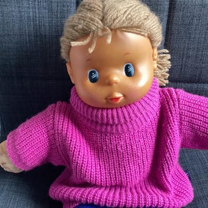 Vintage Daniel Hechter Cabbage Patch Style 1980er Jahre Puppe, Stoffpuppe, Yarn Hair, Stirrup Hose, Pink Pulli