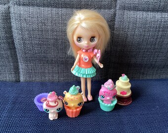 Retired Littlest Pet Shop LPS Sugar Chic Cupcake Cuties Pets with Replacement blonde Blythe Doll