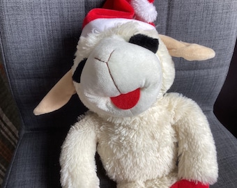 Peluche grande de cordero de 50 cm (20 pulgadas) con chirriador, gorro de Papá Noel, de Sherri Lewis (modelo retirado).