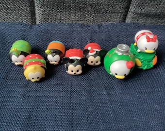 Adorable colección retirada de siete diferentes Tsum Tsums navideños de Disney con dos accesorios