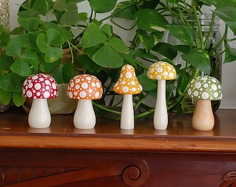 Champignons en bois peints à la main individuels Fly Agaric; Bâton de planteur de champignons, décor de plateau à plusieurs niveaux, décor de pépinière de bois, Montessori