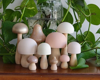 Perfect Pink Set Champignons en bois peints à la main ; bâtons de planteur, décor d'étagère de champignon, décor de plateau à plusieurs niveaux, décor de pépinière de bois, Montessori