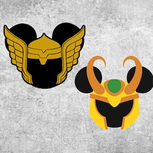 Pode incluir: Duas orelhas pretas de Mickey Mouse com capacetes dourados e amarelos. A orelha esquerda tem asas douradas e um capacete dourado com uma máscara facial preta. A orelha direita tem um capacete dourado com uma gema verde e uma máscara facial dourada.