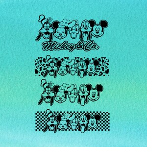 Può includere: Illustrazione in bianco e nero di Topolino, Minnie Mouse, Paperino, Pippo e Pluto. I personaggi sono disposti in fila e sorridono. Il testo "Mickey & Co." è sotto i personaggi.