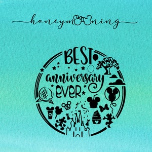 Op de afbeelding: Een zwart-wit grafisch ontwerp met de tekst "BEST anniversary EVER" omringd door verschillende Disney-iconen, waaronder Mickey Mouse, het kasteel en een boom. De achtergrond is een lichtblauwe aquarelwas.