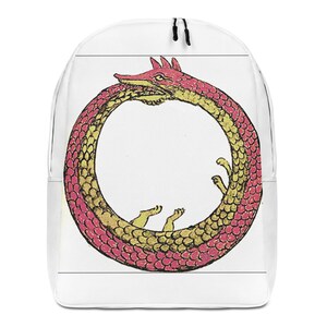 Op de afbeelding: Witte rugzak met een cirkelvormige illustratie van een ouroboros, een slang die zijn eigen staart opeet. De slang is roze en geel, met een gedetailleerd schubbenpatroon. De rugzak heeft zwarte ritsen en bandjes.