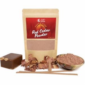 Puede incluir: Una bolsa de papel kraft marrón etiquetada como Red Cedar Powder con un peso neto de 200g. El conjunto incluye un bloque marrón rectangular, virutas de madera, un pequeño cono de incienso, dos varillas y un cuenco con polvo fino.