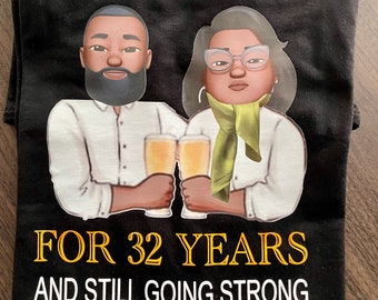 Puede incluir: Camiseta negra con un gráfico blanco de una pareja sosteniendo cervezas. El texto dice "Annoying Each Other For 32 Years And Still Going Strong".